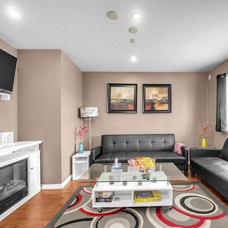 52-3 Bed Suite On Lake Central Ac By Airport Calgary Bagian luar foto