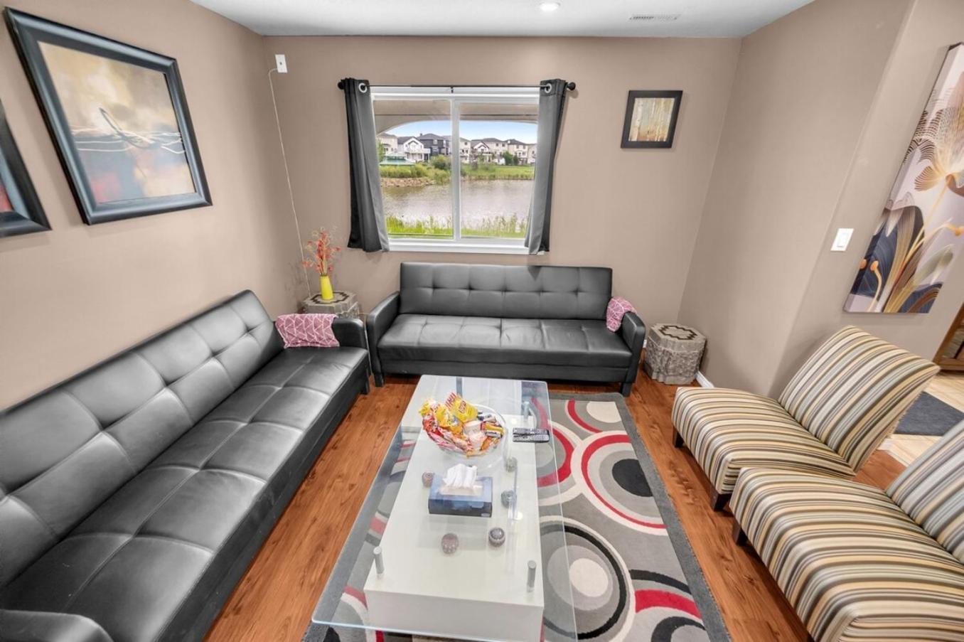 52-3 Bed Suite On Lake Central Ac By Airport Calgary Bagian luar foto