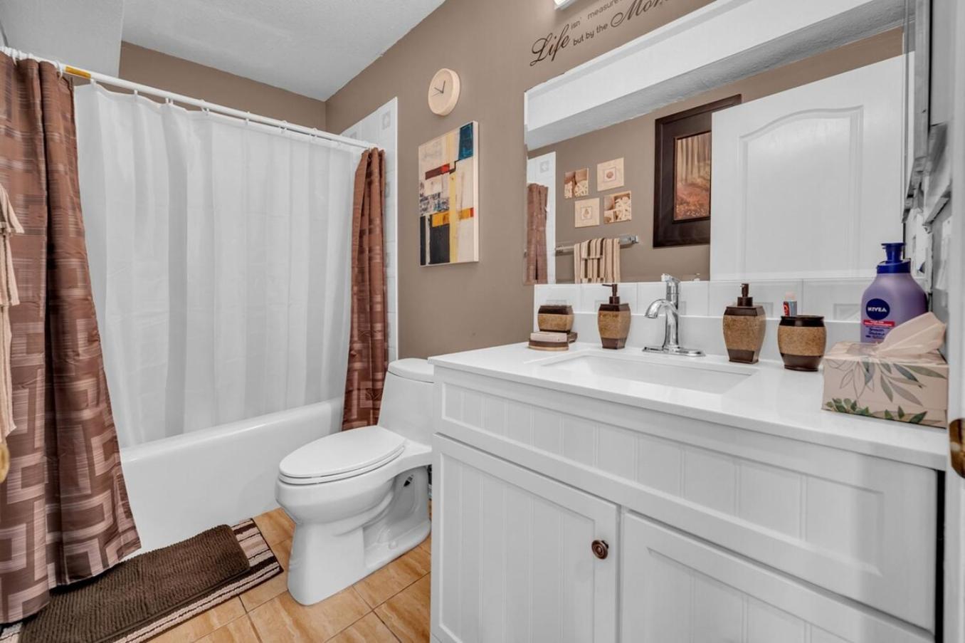 52-3 Bed Suite On Lake Central Ac By Airport Calgary Bagian luar foto