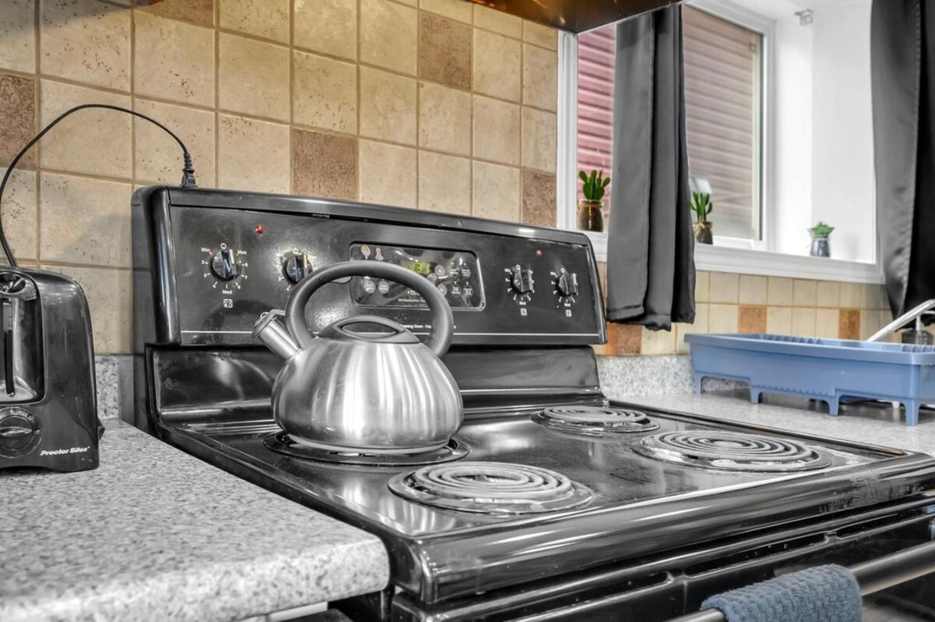 52-3 Bed Suite On Lake Central Ac By Airport Calgary Bagian luar foto