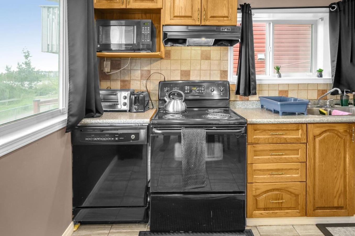 52-3 Bed Suite On Lake Central Ac By Airport Calgary Bagian luar foto
