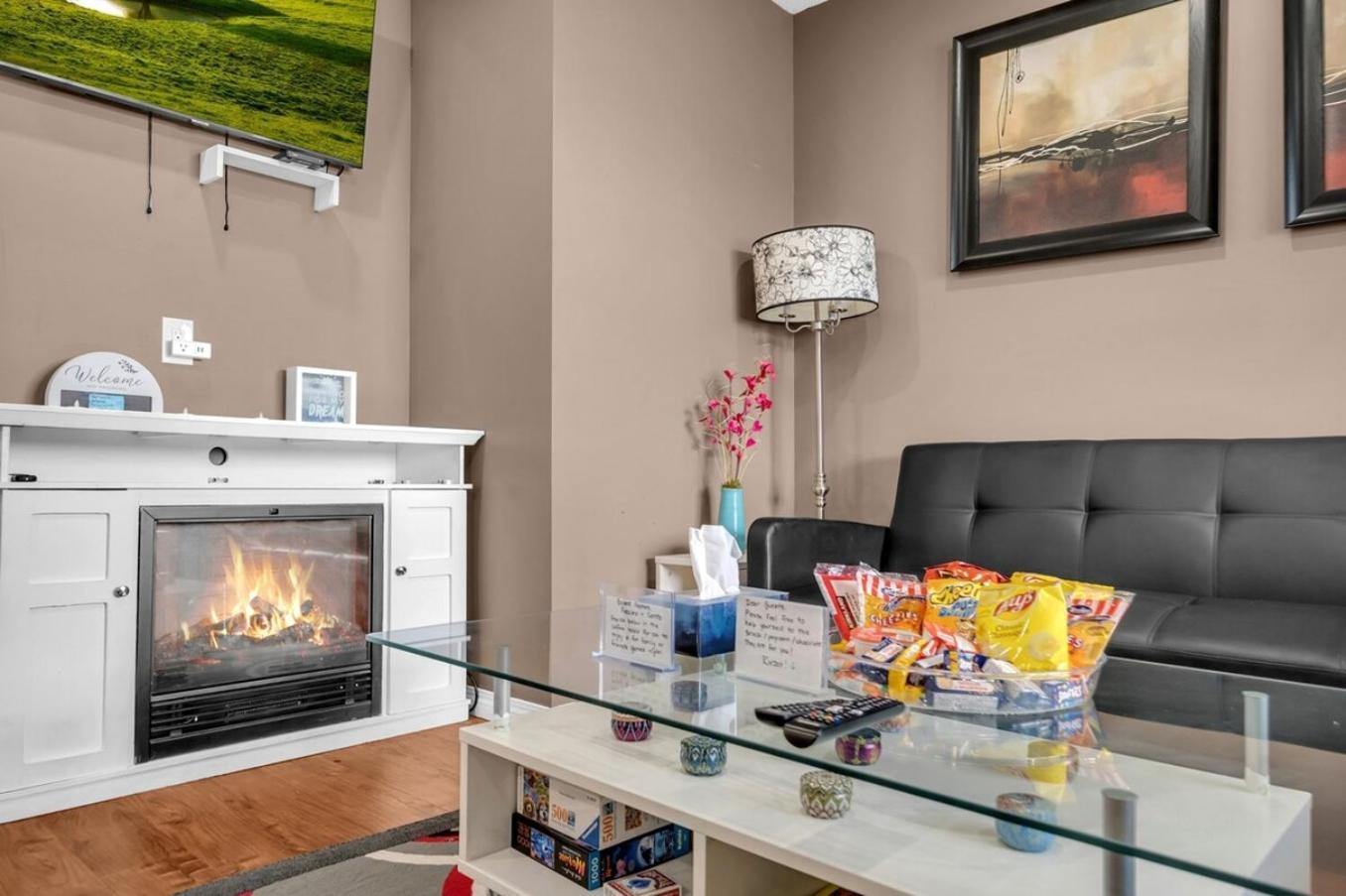 52-3 Bed Suite On Lake Central Ac By Airport Calgary Bagian luar foto