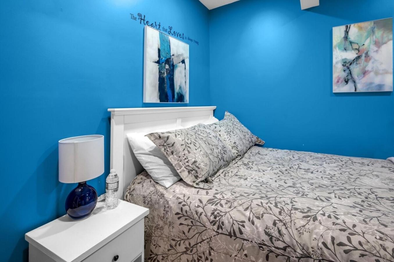 52-3 Bed Suite On Lake Central Ac By Airport Calgary Bagian luar foto