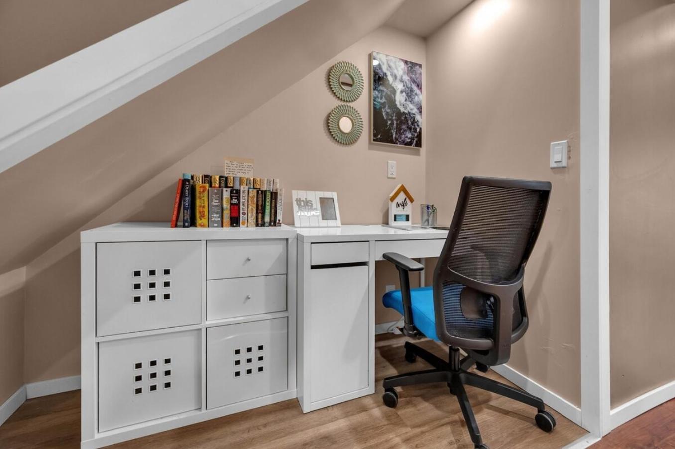 52-3 Bed Suite On Lake Central Ac By Airport Calgary Bagian luar foto