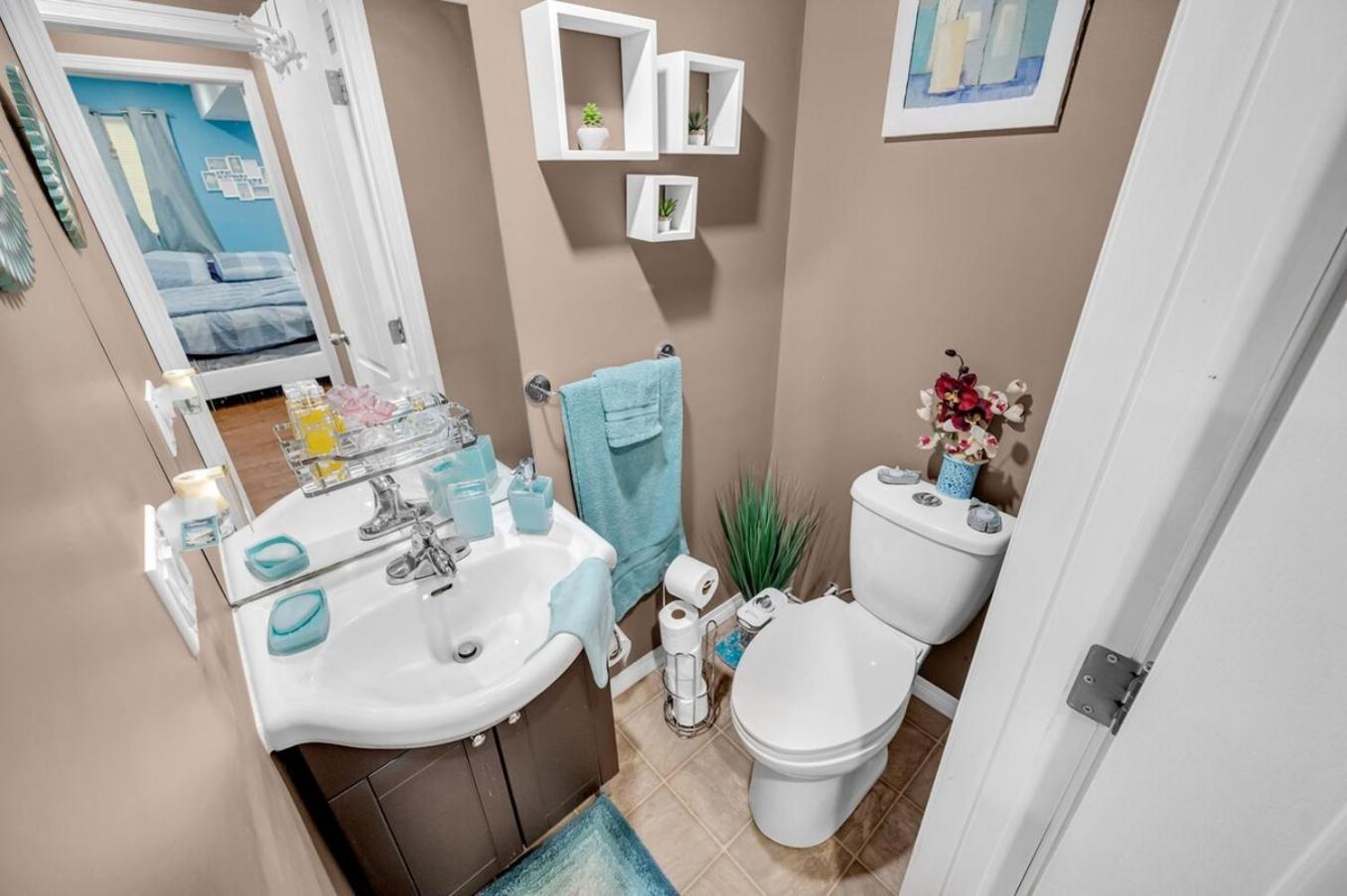 52-3 Bed Suite On Lake Central Ac By Airport Calgary Bagian luar foto
