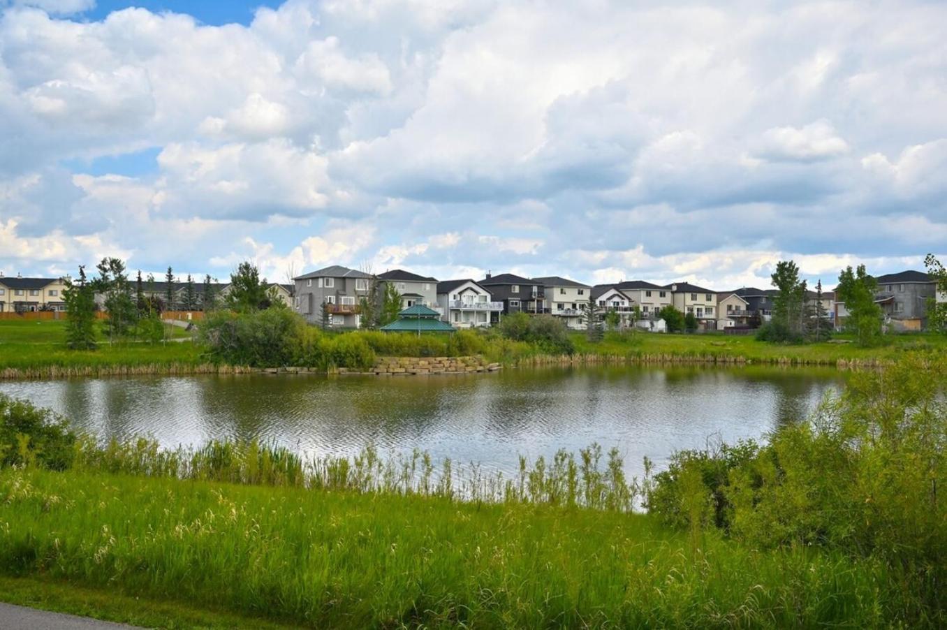 52-3 Bed Suite On Lake Central Ac By Airport Calgary Bagian luar foto