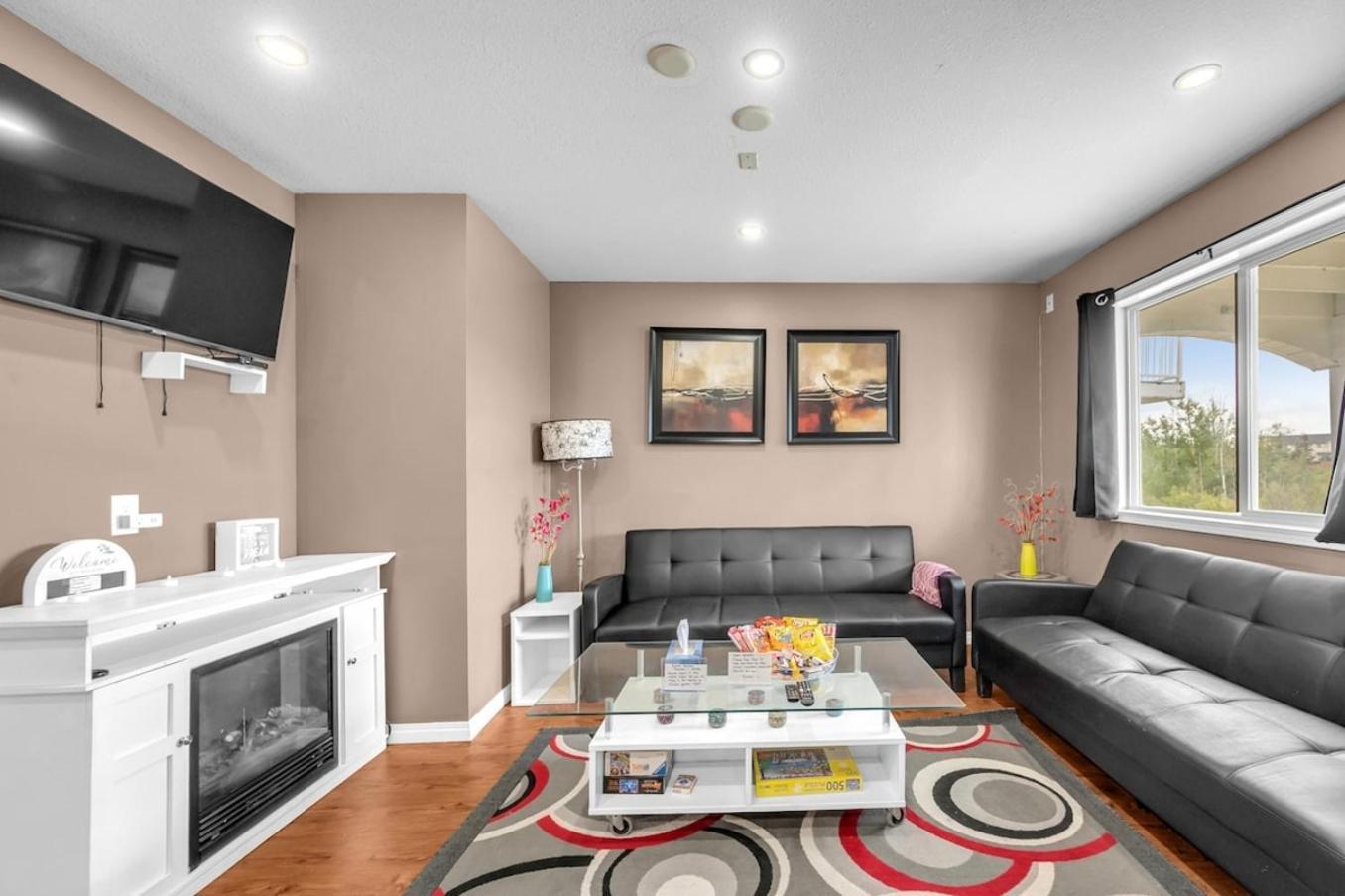 52-3 Bed Suite On Lake Central Ac By Airport Calgary Bagian luar foto