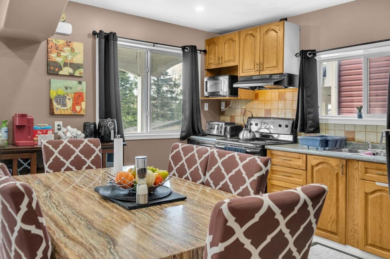 52-3 Bed Suite On Lake Central Ac By Airport Calgary Bagian luar foto
