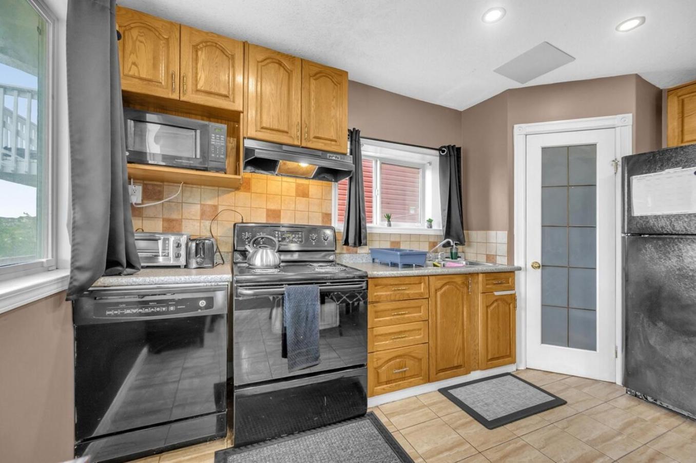 52-3 Bed Suite On Lake Central Ac By Airport Calgary Bagian luar foto